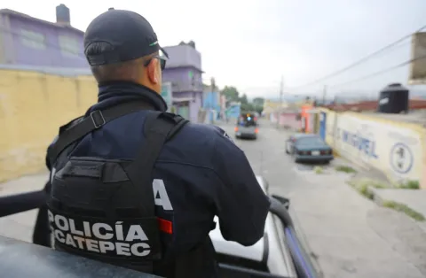 Anuncia alcaldesa de Ecatepec mejoras laborales para policías municipales