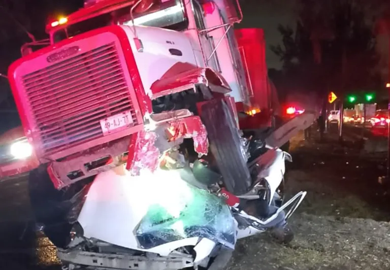 Aplasta tractocamión a vehículo compacto en Texcoco; reportan dos fallecidos