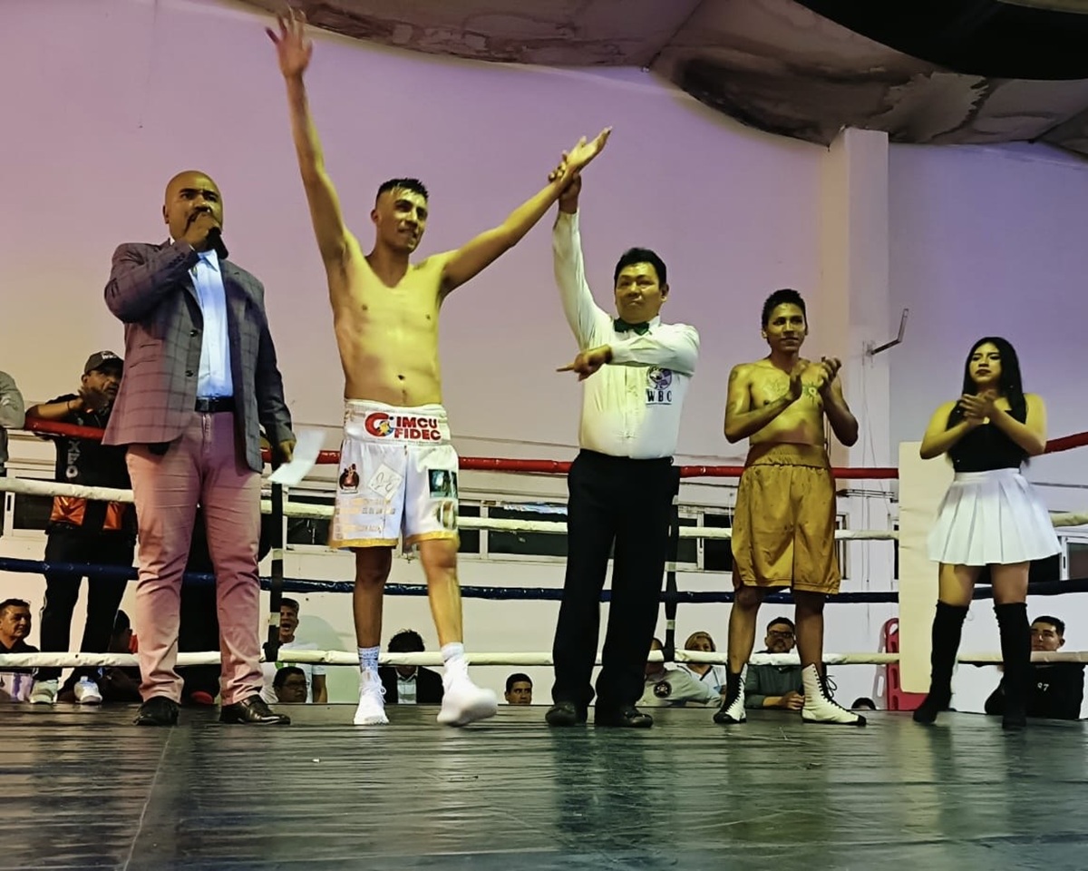 Alejandro ‘Tocino’ Meneses domina a Alexeyv Arellano en épico combate en Coacalco