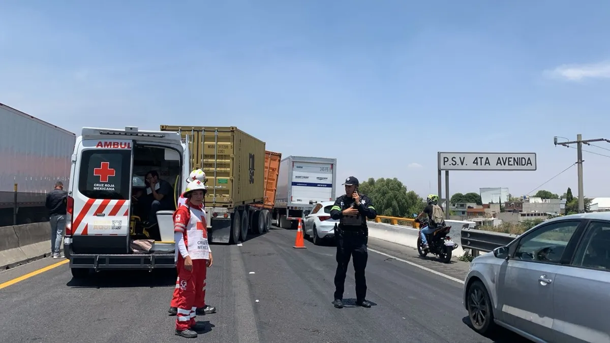 Choque de tráiler en el Circuito Exterior Mexiquense afecta tránsito hacia el AIFA