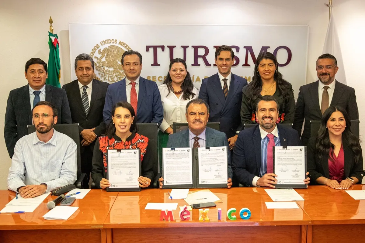 Firman Sectur e INEA convenio para combatir el rezago educativo en zonas turísticas
