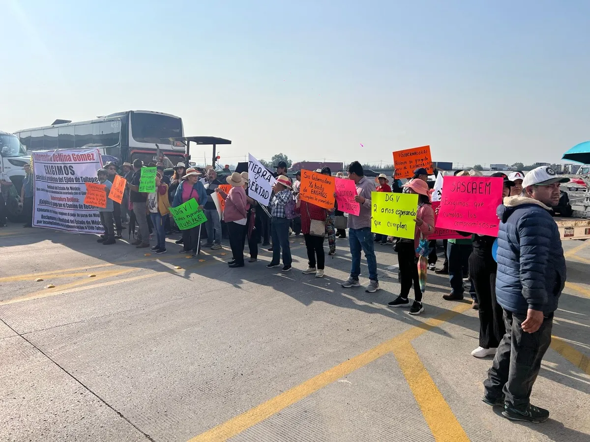 Ejidatarios de Tultepec bloquean Circuito Exterior Mexiquense para exigir indemnización por tierras