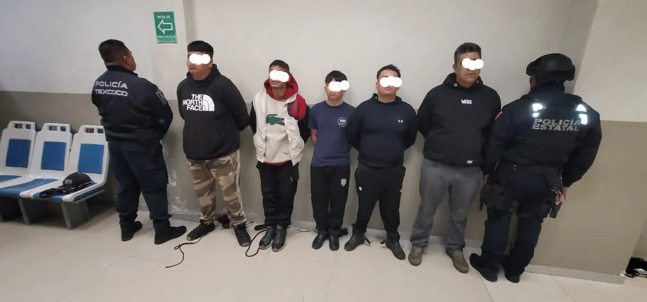 Detienen a cinco personas por robo en tienda de Texcoco; entre ellos, dos menores de edad