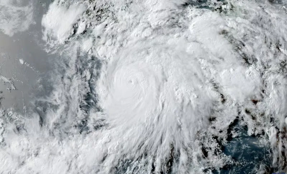 Huracán Erick alcanza categoría 4; Protección Civil emite alerta para Guerrero y Oaxaca