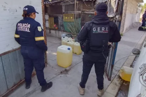 Aseguran bidones con combustible ilegal y un inmueble en Ecatepec