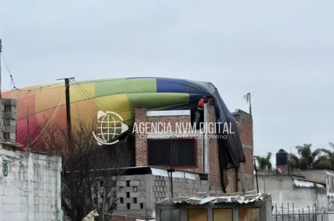 Aterriza globo de emergencia sobre vivienda en Teotihuacán