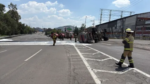 Atienden fuga por volcadura de pipa con gasolina en la México-Pachuca