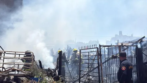 Auxilian a familia afectada por incendio en Santa María Ozumbilla.