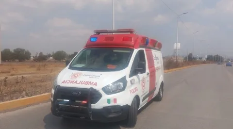 Auxilian paramédicos a familia accidentada en motocicleta en Zumpango
