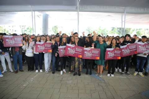 Azucena Cisneros Entrega Apoyos para Pasajes a 3 mil 600 Universitarios.