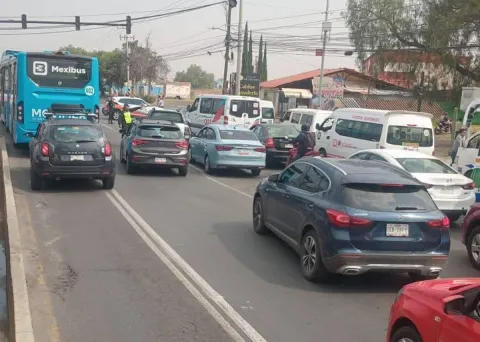 Bloquean madres de familia la carretera México-Pachuca en Tecámac.