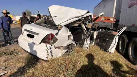 Chocan auto particular contra tráiler; atienden PC Axapusco y Otumba.