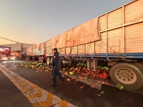 Chocan tráiler robado en caseta de Tepotzotlán; ladrones logran escapar