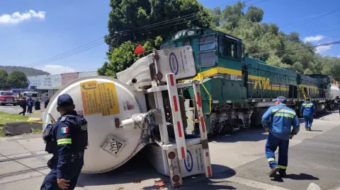 Choque entre tren y pipa en la Vía Morelos causa cierre vial.