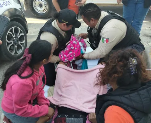 Colaboran policías de Tecámac en alumbramientos de emergencia