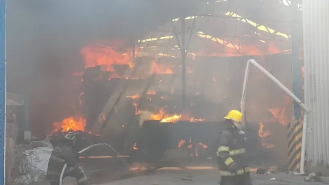 Combaten fuerte incendio en bodega de pastura en Acolman