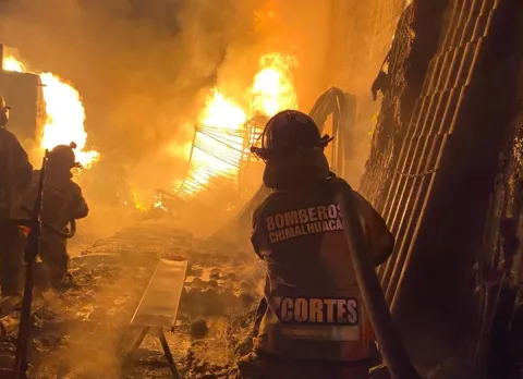 Controlan incendio en Chimalhuacán y rescatan a ocho tortugas