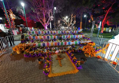 Convoca Texcoco a Familias a Honrar Difuntos con Altar