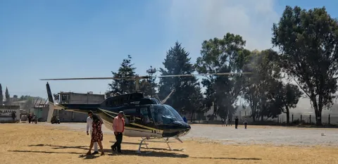 Arriban edil y esposa en helicóptero a carnaval de Chiconcuac