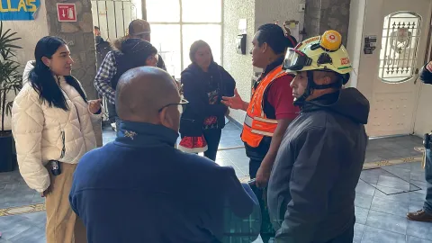 Desalojan escuela por corto circuito durante posada en Ecatepec