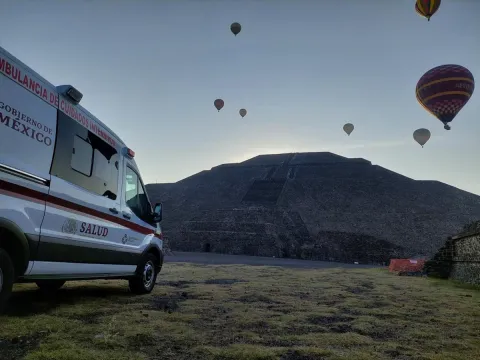 Despliegan ambulancias y personal médico en zona arqueológica de Teotihuacán