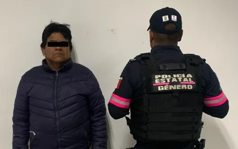 Detiene policía a hombre por agredir mujer en Atenco.
