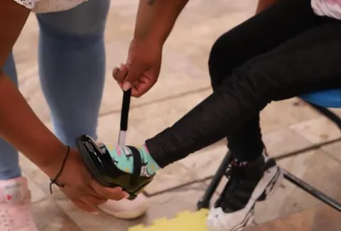 Distribuye Tecámac tokens para calzado escolar gratuito