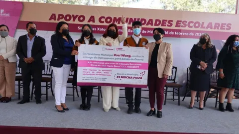 Entrega Rosi Wong instrumentos a secundaria en San Lucas Xolox