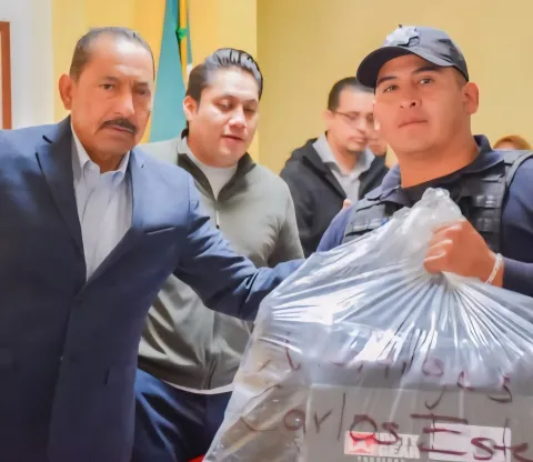 Entregan uniformes a policías de Teotihucán 