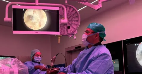 Especialistas ofrecen cirugía segura y rápida para columna vertebral