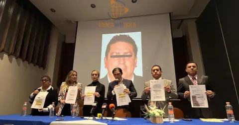 Exhiben en conferencia a exlegislador mexiquense por bigamia e incumplimiento de pensión