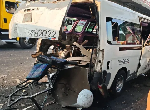 Explota unidad de transporte público en Iztapalapa