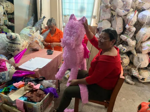 Fusionan arte huichol y neón en piñatas de Acolman