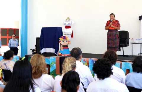 Imparten conferencia de Rigoberta Menchú en penal femenil de Morelos