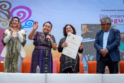 Impulsan la preservación de lenguas originarias con Rigoberta Menchú en la UAEMéx