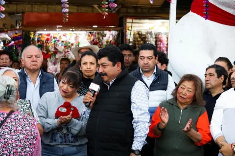 Inauguran temporada navideña y reconocen a comerciantes de tradición en Texcoco