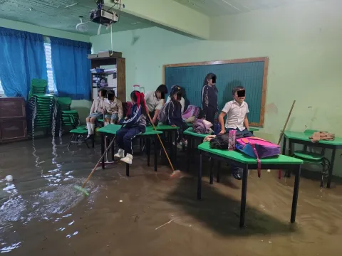 Inundación en primaria de Acolman deja a más de 300 alumnos atrapados; exigen solución definitiva
