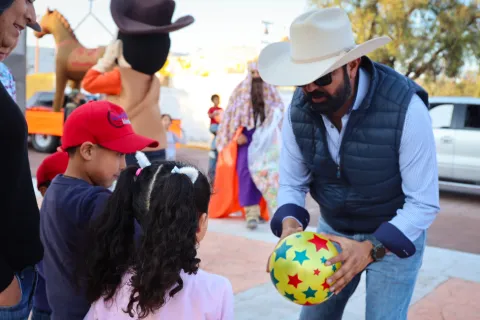 Llevan alegría a comunidades de Nopaltepec con festejos de Reyes