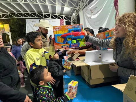 Llevan alegría y regalos al 50% de Texcoco