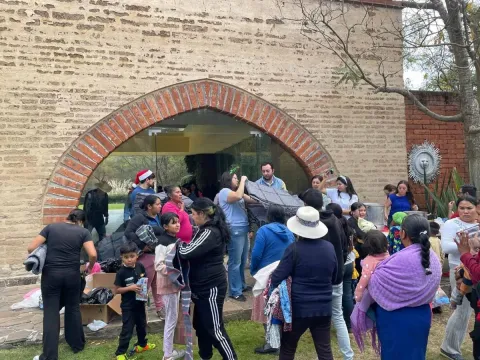 Llevan ayuda humanitaria egresados de la UAG a sectores vulnerables.