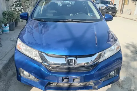 Localizan en Nezahualcóyotl auto que arrastró a motociclista