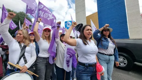Marchan 300 mujeres en Naucalpan en apoyo a víctima de violencia