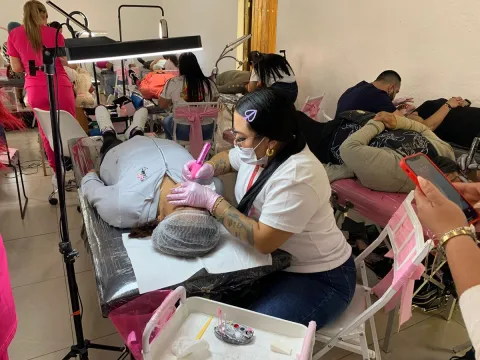 Micropigmentación Devuelve Identidad a Sobrevivientes de Cáncer en Teotihuacán.