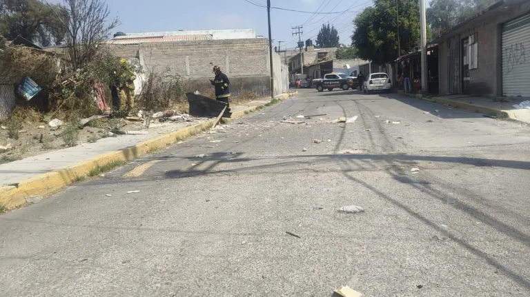 Muere hombre tras explosión en taller clandestino de Tultepec