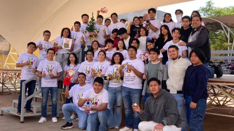 Promueven jóvenes queretanos una Navidad inclusiva y saludable.