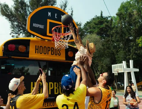 Recauda Hoopbus México juguetes para niños en situación vulnerable