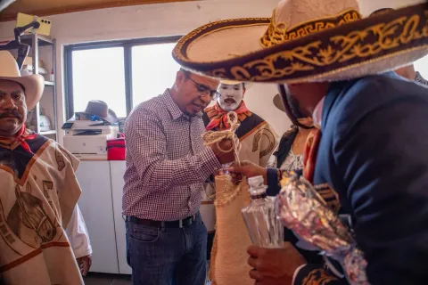 Recibe César del Valle a Arrieros de Nexquipayac e Ixtapan