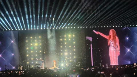 Reconocen a Shakira en Querétaro por homenajear a Josefa Ortiz