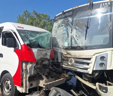 Rescatan a persona prensada tras choque de transporte en Zumpango