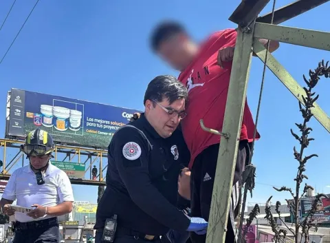 Rescatan policías y paramédicos a joven en la Texcoco-Lechería.